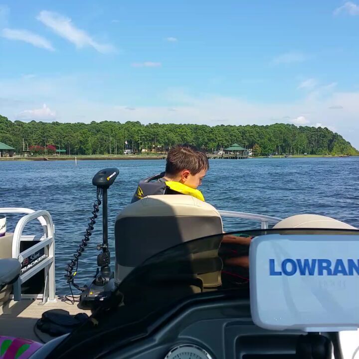 Chilling on Toledo Bend on the Toledo Bend Cruiser
#toledobendcabins #toledobendlake #toledobend