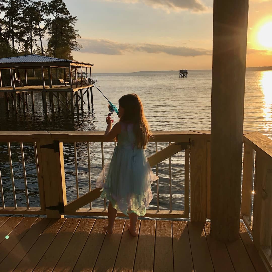 Our guest from this weekend sent a picture of her little girl fishing from our boathouse at sunset this weekend.  With her permission I would like to share it with you. 

#sunset #toledobendcabin #toledobendcabins #toledobendlake #toledobend #fishing