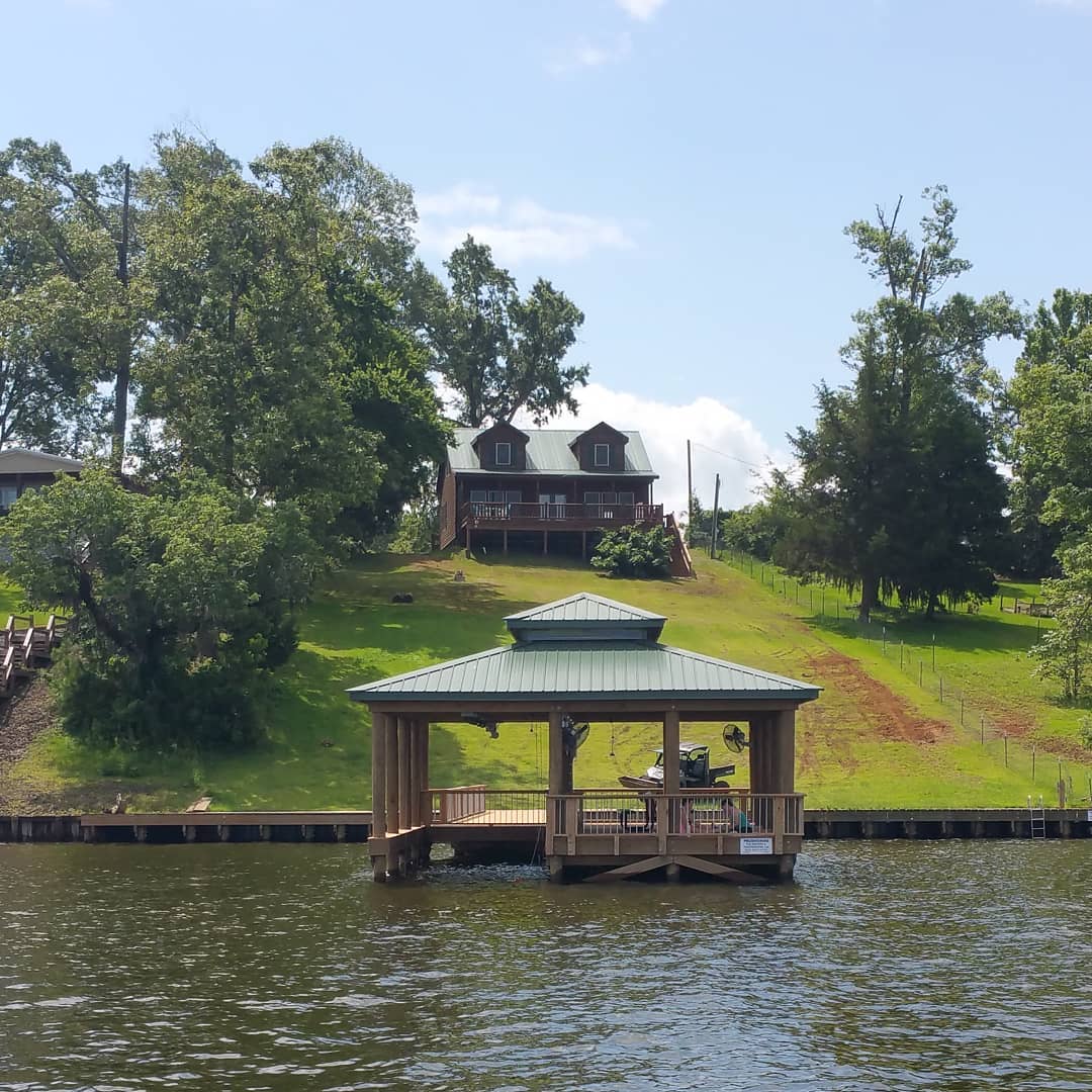The boathouse and the Toledo bend cabin up on the hill

ToledoBendCabins.com

#toledobendcabin #toledobendcabins #toledobend