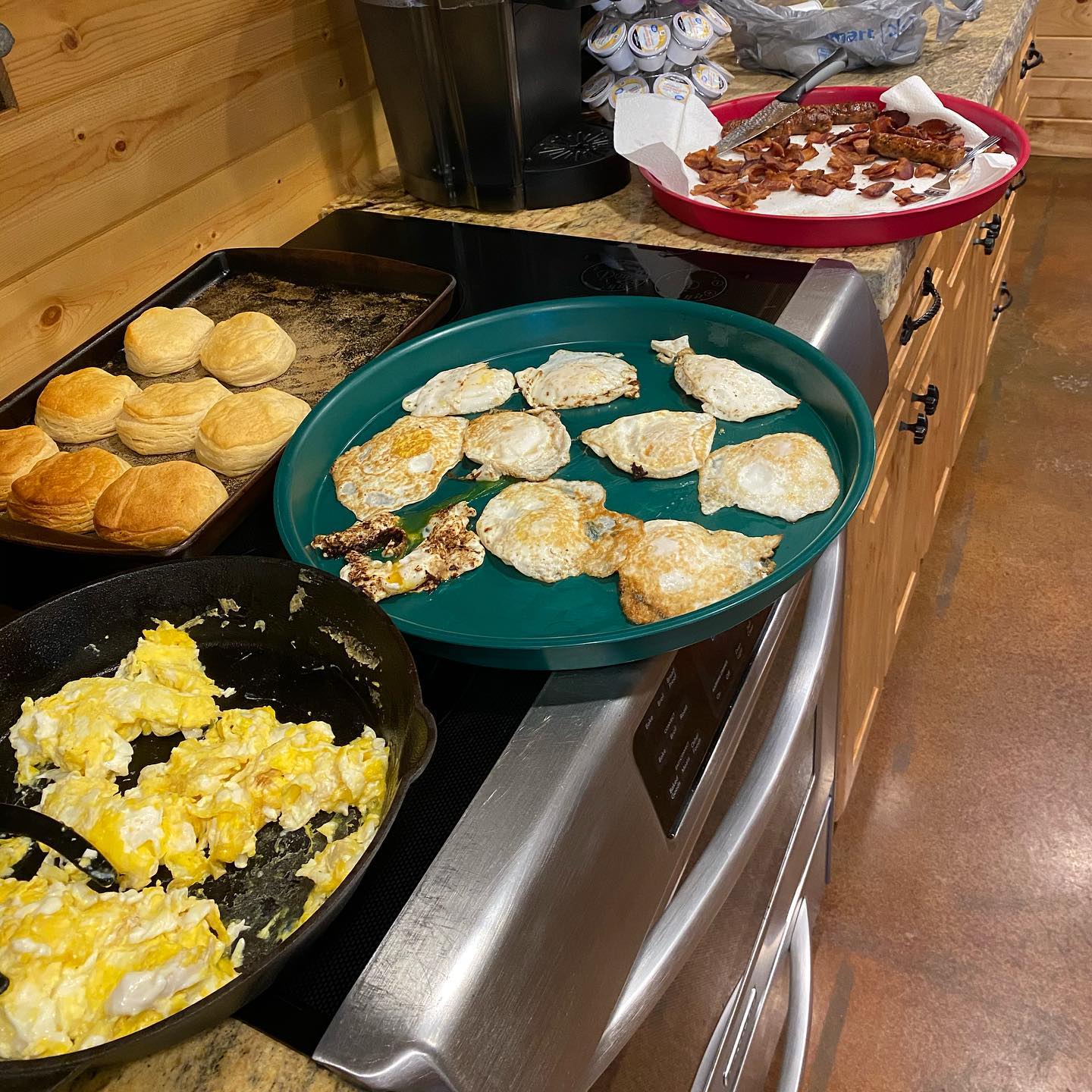 Cooking up a good old county breakfast! Gather the family around and share some good food and make plenty memories this Christmas Holiday! #familyholidays #goodeats #breakfastatthecabin #christmasvacationatthelake